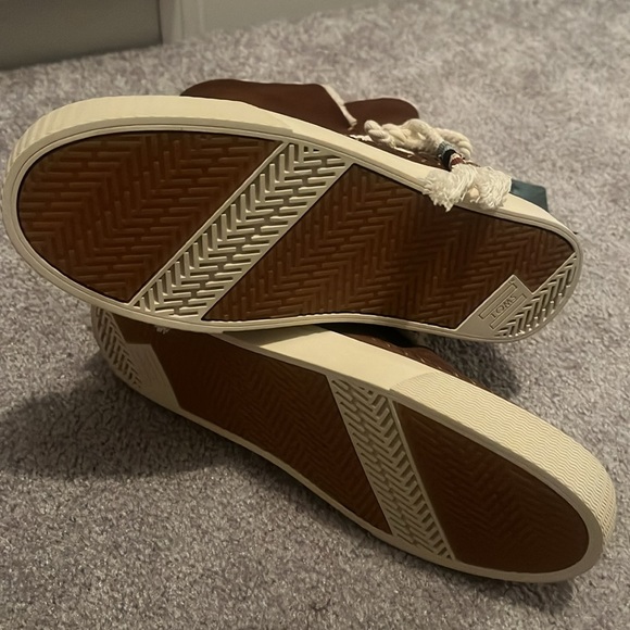 NWT Toms boots in brown - Picture 3 of 4